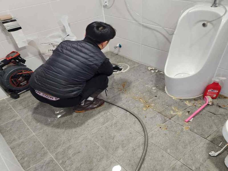 수원 소변기막힘 작업사례 8